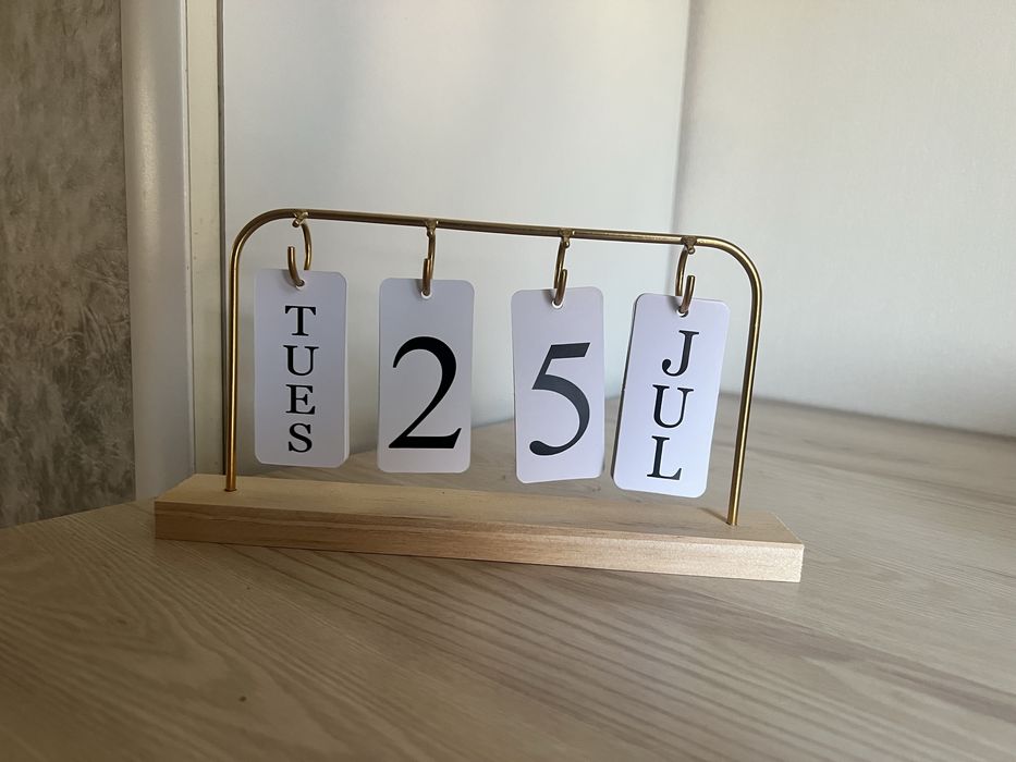 Продам часы и календарь