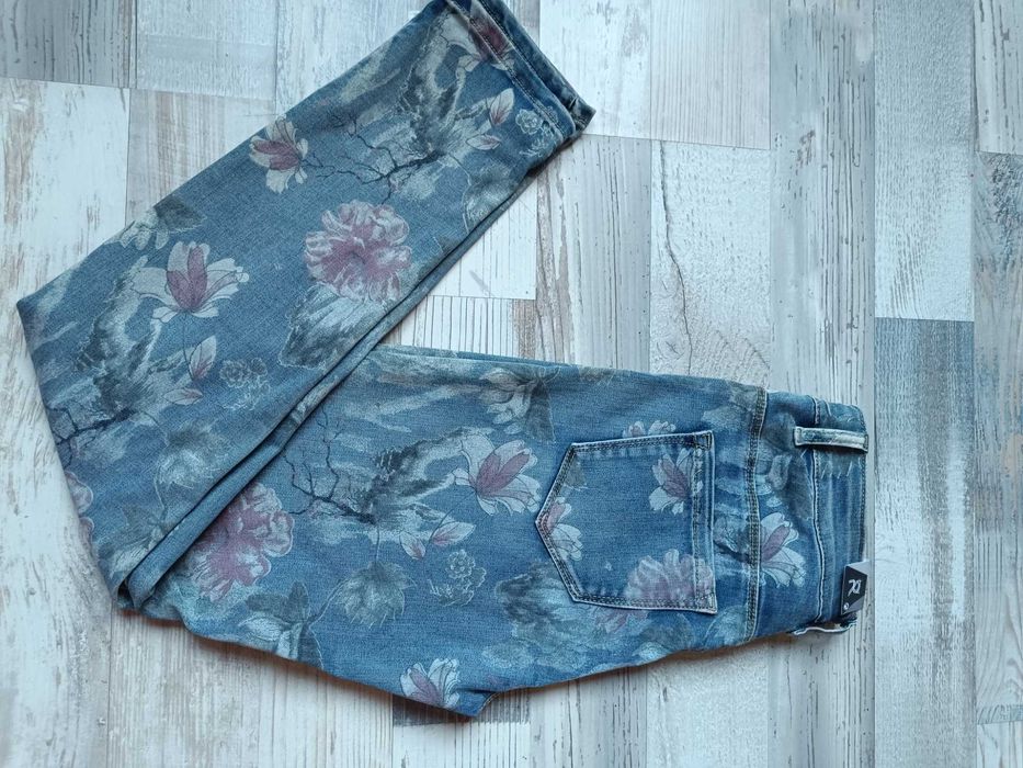 Чисто нови дънки с цветя .М размер