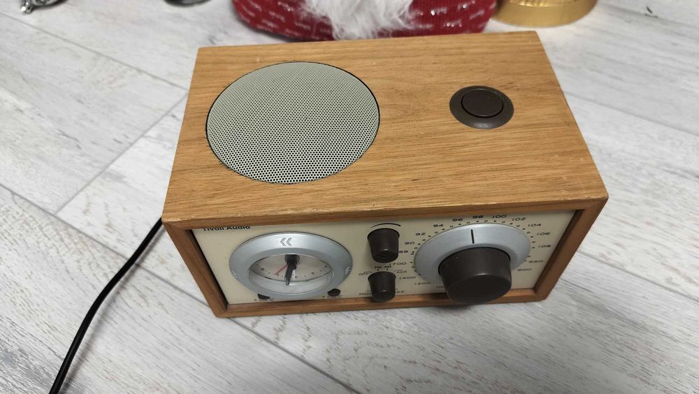 Aparat de Radio Tivoli Audio Model Three  AM/FM/AUX Clock Radio