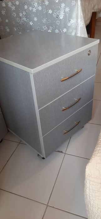 Тумбочка,,серого цвета.