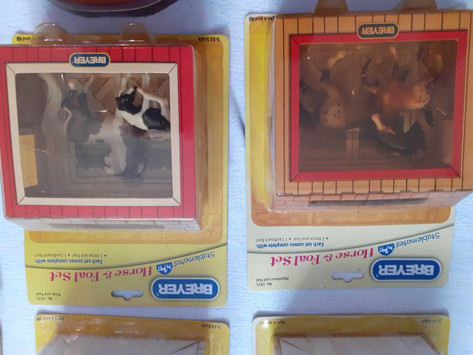 set figurine cai Breyer noi in cutie