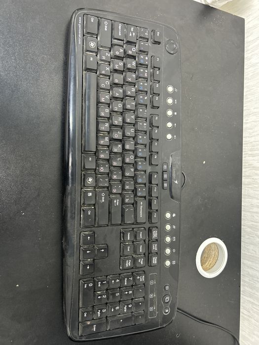 Монитор с процессом и клавиатурой