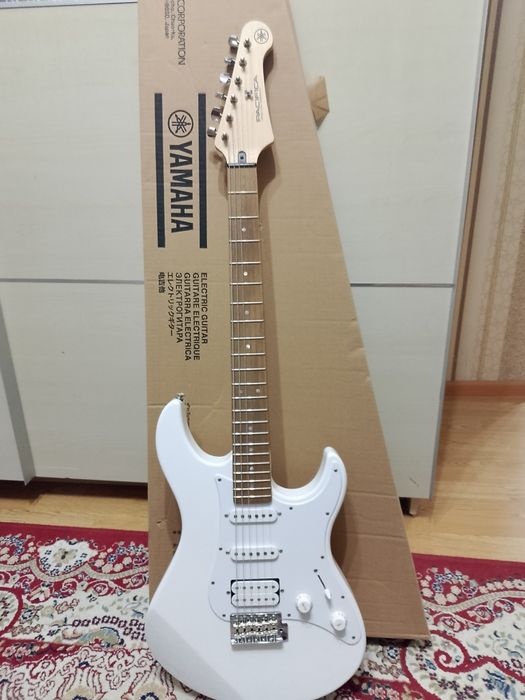 Электрогитара Ямаха и караоке колонка