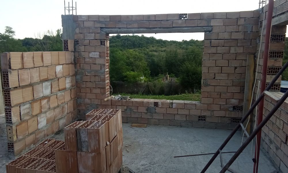 Полу завършена къща
