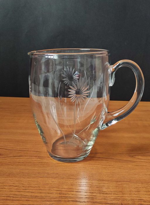 Голяма стъклена кана с гравирани цветя