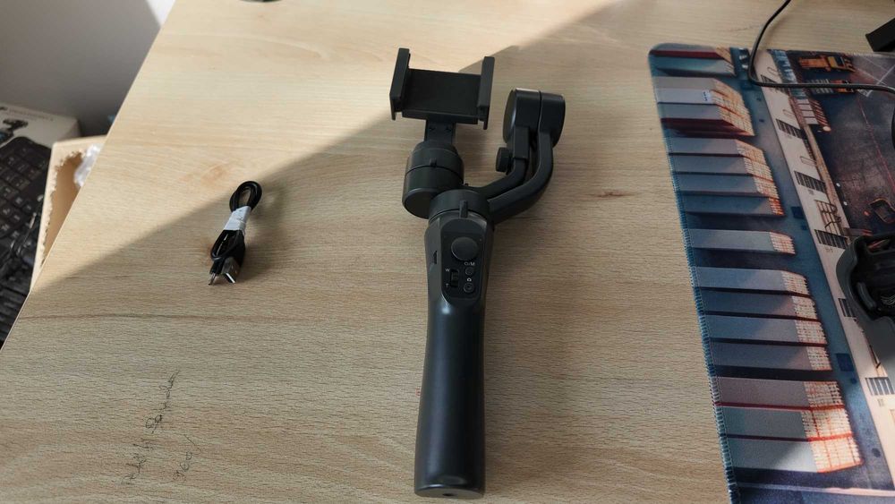 Stabilizator Gimbal pe 3 axe Hohem pentru smartphone, cu trepied