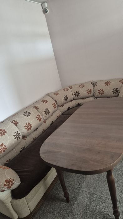 Комплект кухненски ъгъл, маса, 4 стола и две осветителни тела