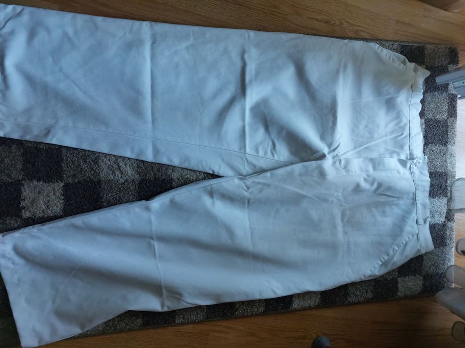 Pantaloni albi asistenta, noi