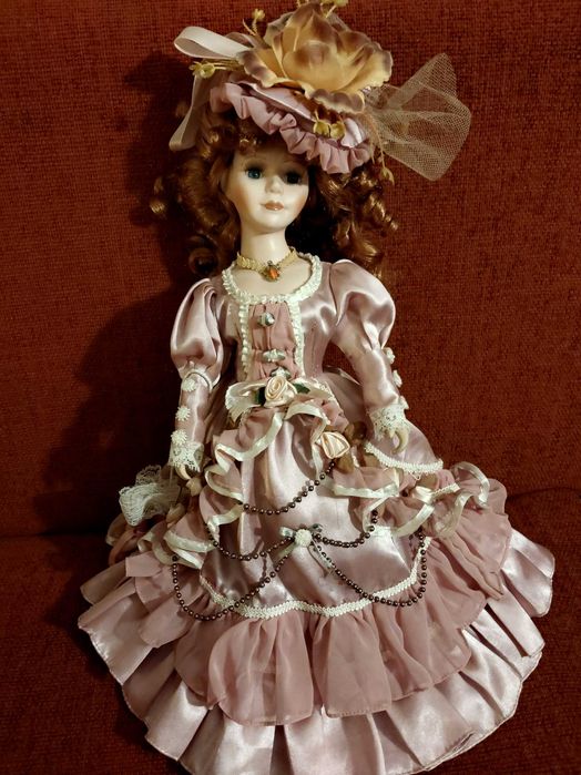 Кукла на подставке в шляпе и с зонтомСтарая