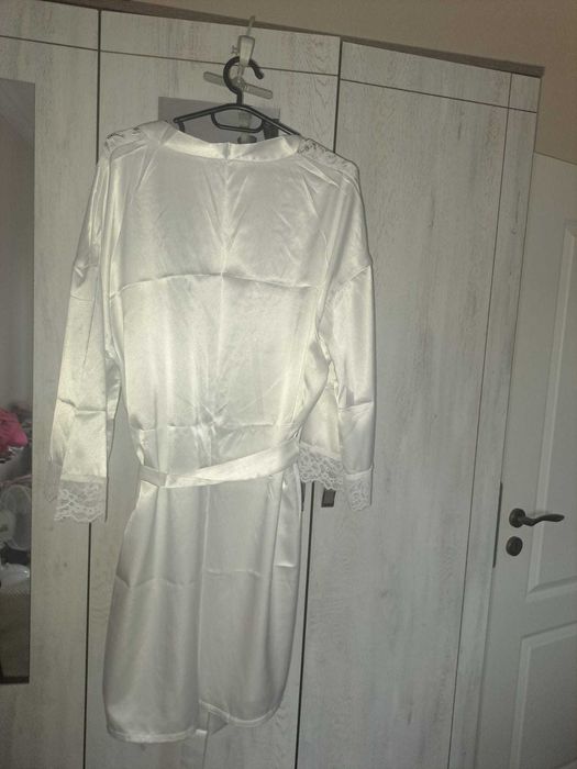 Halat de damă din satin cu dantelă