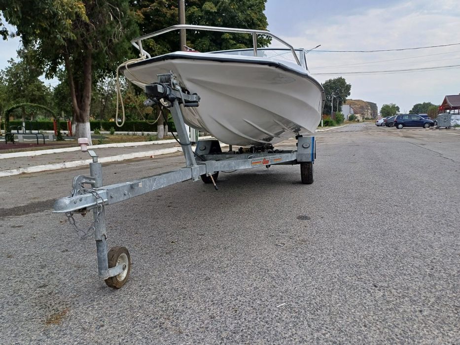 Barca motor 40 cai 2 timpi cu peridoc în condiții foarte bune folosită foarte puțin din fibra de sticla.