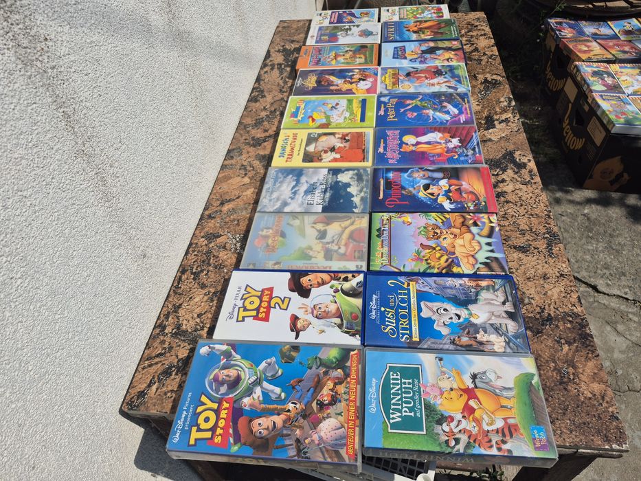 Vând 50 casete video VHS originale cu filme animație