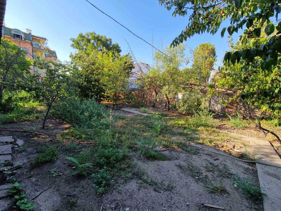 Продавам двуетажна къща с голям двор в ТОП центъра на Харманли!