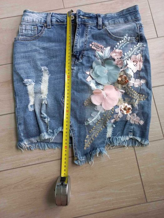 ЧИСТО НОВА Къса дънкова пола с 3D цветя