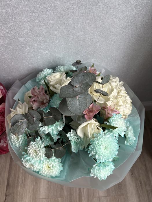 Цветы свежие принесли вчера