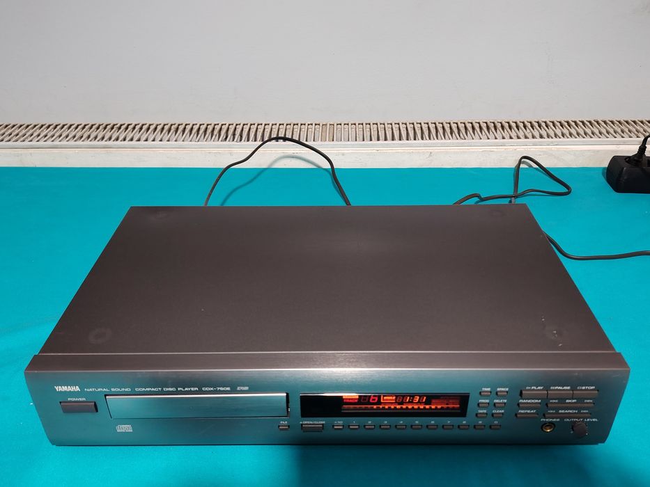 YAMAHA CDX  750E Natural Sound Compact Disc Player