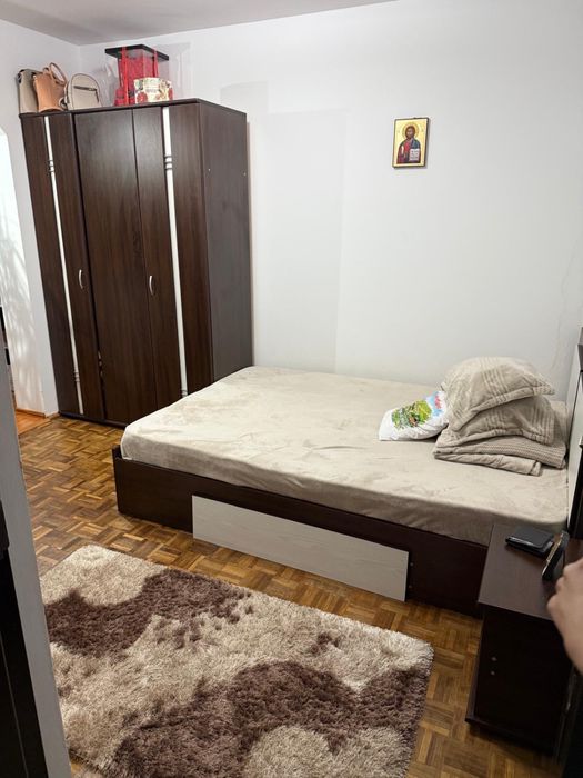 Închiriez apartament 3 camere – Craiovița Nouă (zona Materna)