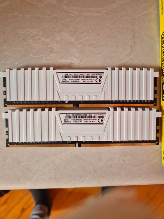 Продавам рам памет Corsair Veng 2×8 16gb ddr4 3000mhrz CL16