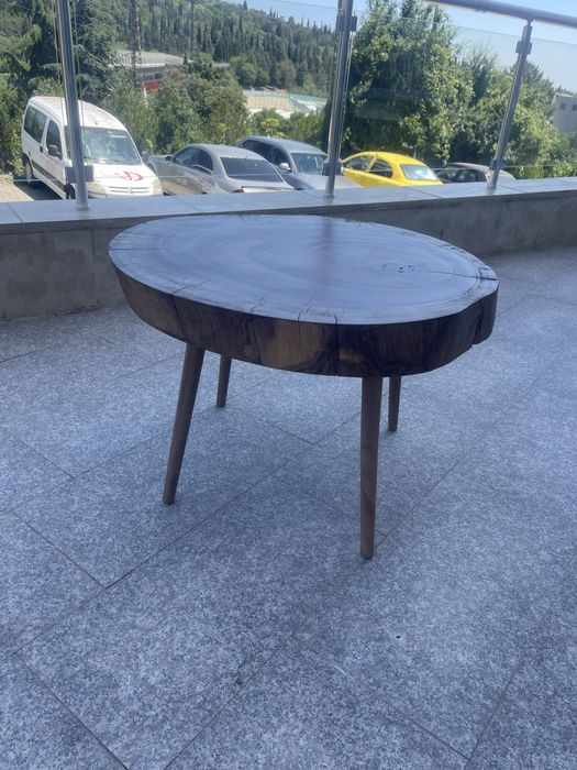 Масивна дървена маса