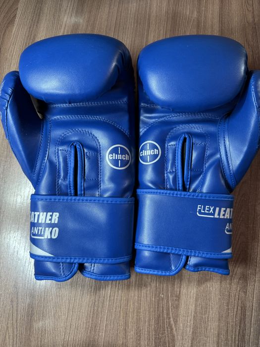 Боксёские перчатка clinch