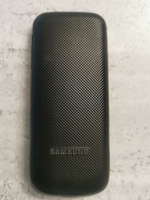 Nokia 5530,  и Samsung GT-E1050