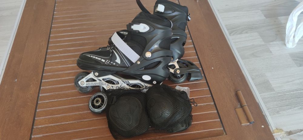 Роликовые коньки