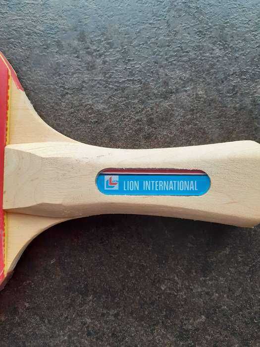 Vând paletă pentru tenis de masă marca Lion International