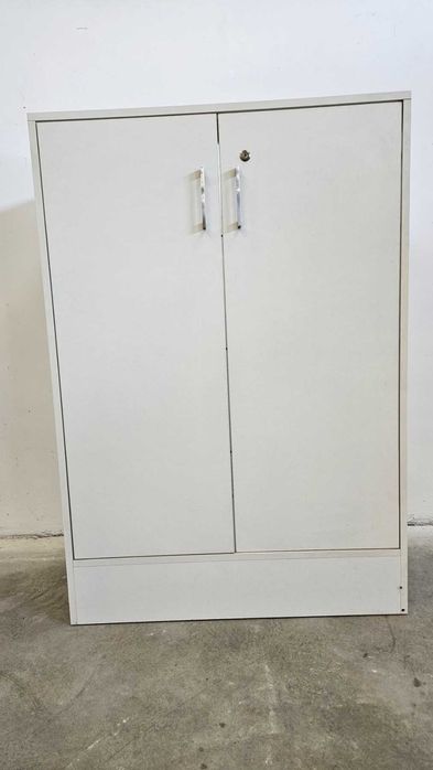 Витрина със стъклени рафтове