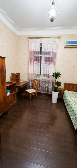 Шота Руставели 3/2/4 высокопотолочка,  напротив парк Бобура