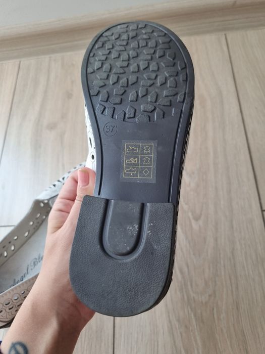 Pantofi / balerini albi din piele naturala marimea 37