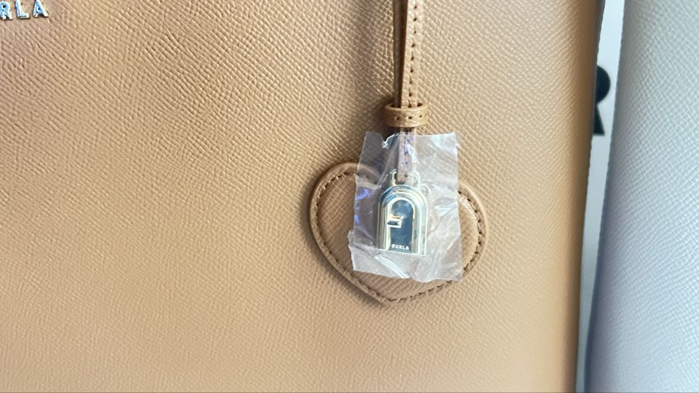 Furla Delia Nero Tabacco Blue.100% оригинал със сериен номер етикети,care instructions, dust bag подаръчен плик Furla,всичко от до.L размер