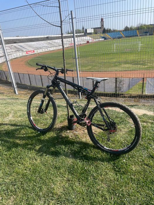 Bicicleta full suspension cube