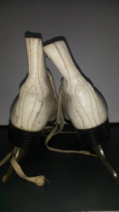 Продава кънки за лед