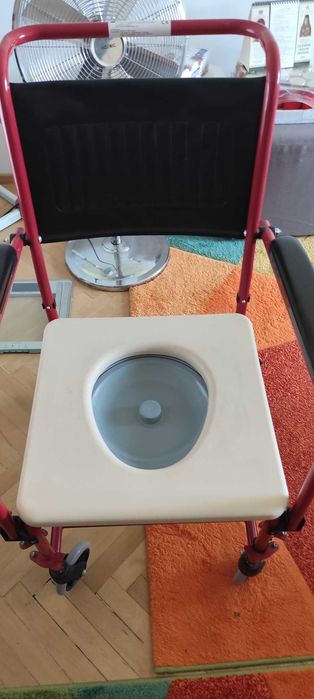 scaun cu wc si rotile