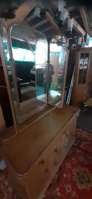 Comodă cu oglinzi