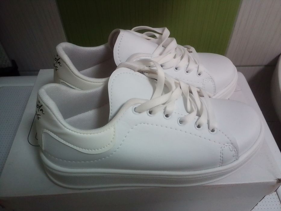 Sneakers albi trendyol, noi in cutie