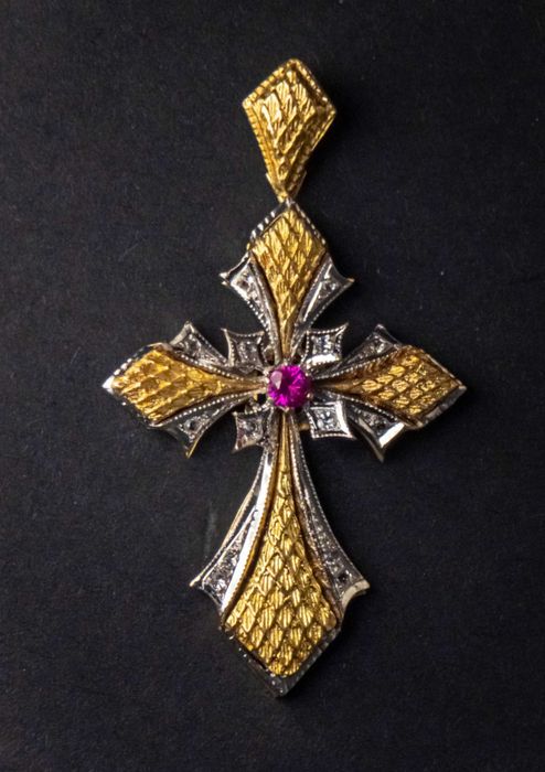 Луксозен кръст от 14 карата жълто и бяло злато с естествен рубин