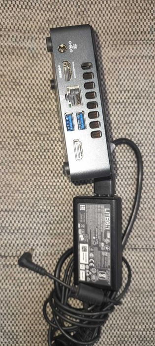 Vând calculator Intel® NUC procesor Intel® Core™ i5 de generația a 7-a