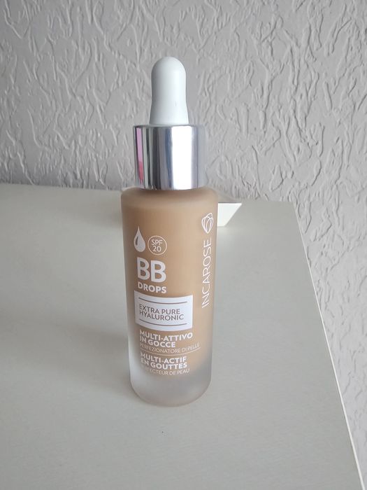 Crema (tip fond de ten) pentru orice tip de ten,cu acid hialuronic