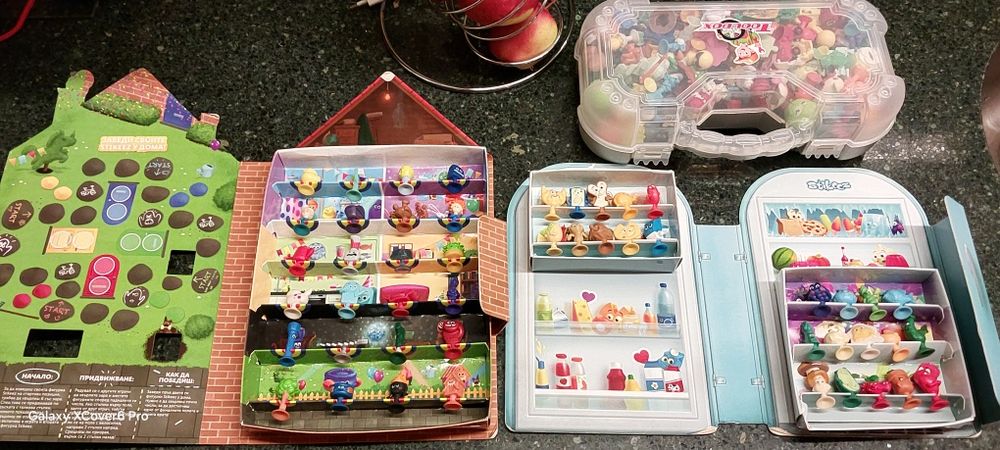 Продават се колекции Stikeez + подарък изненада