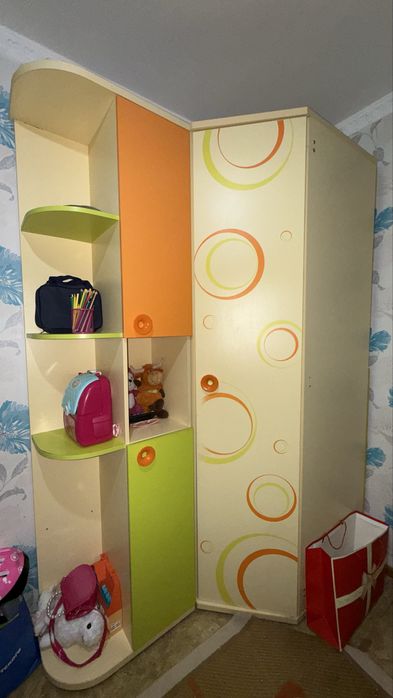 Детская кровать и шкаф