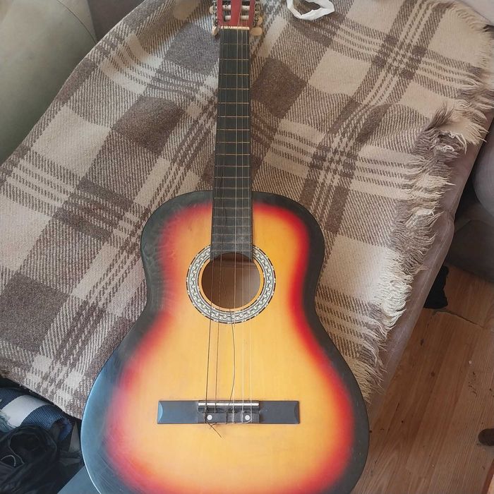 Продавам класическа китара