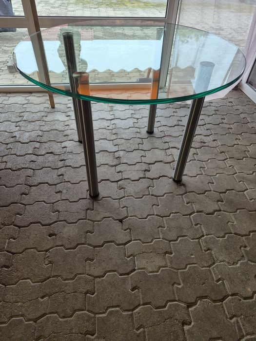 Vând masă sticlă cu 4 scaune.