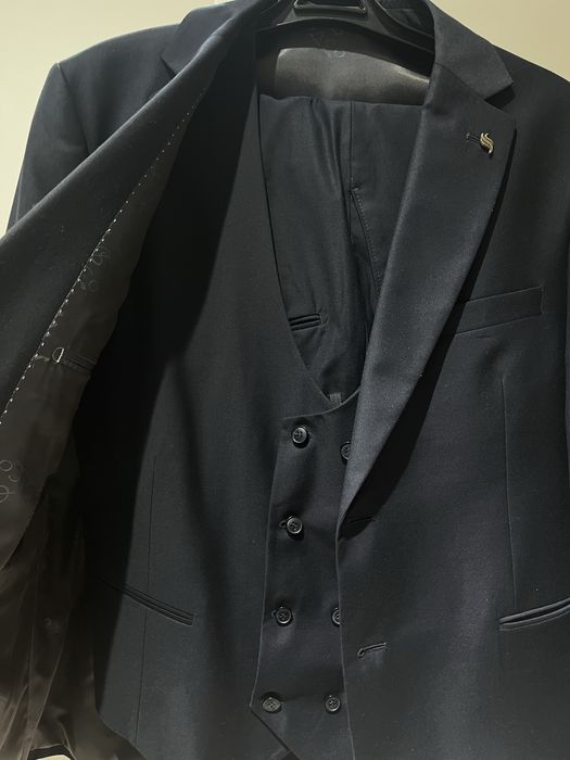 Костюм тройка новый почти