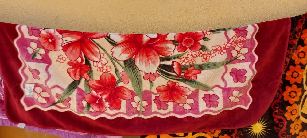 Qizil  adyol sotiladi