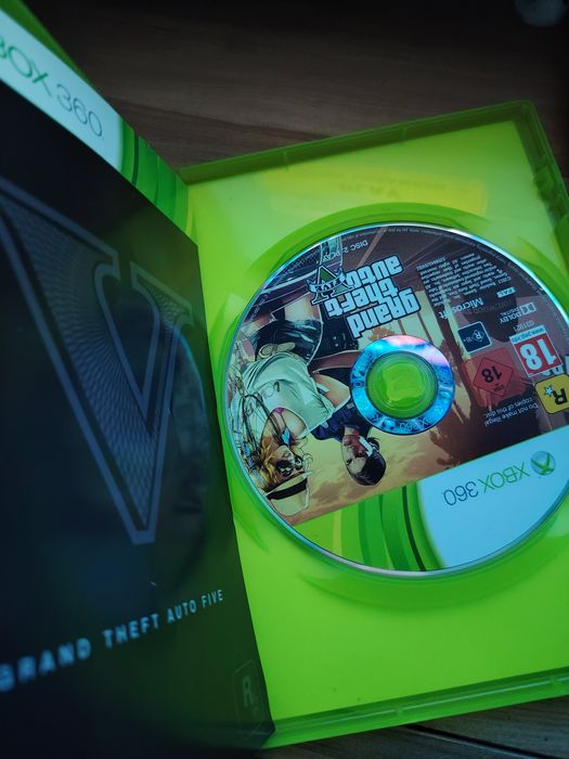 vand GTA 5 și asasin creed 3(are inca codul înăuntru) pt Xbox 360