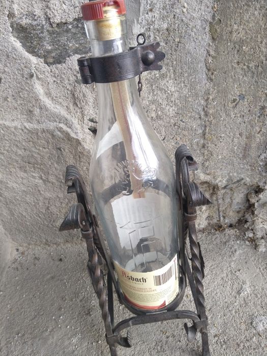 Продавам огромна стойка за бутилка от ковано желязо в стил Арт Нуво