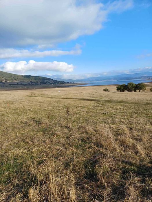 Парцел преди контра стената на втора линия към язовира УНИКАЛНА ГЛЕДКА