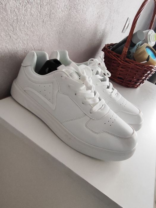 Продам летние кроссовки