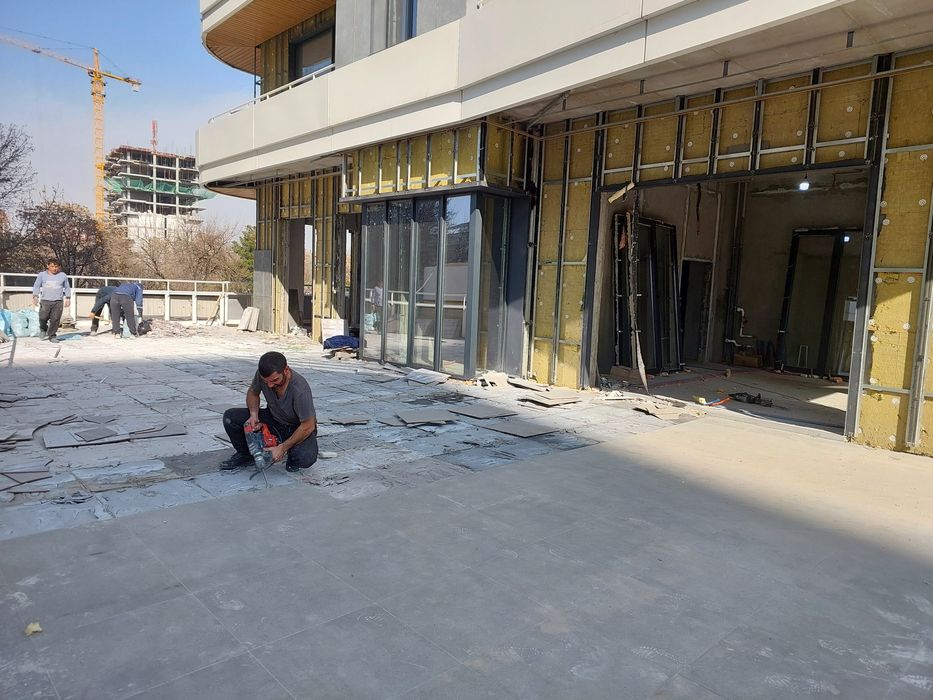 Делаем демонтаж квартира подготавливаем к ремонту копаем подвал